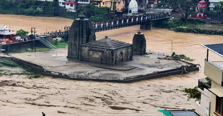 টানা বৃষ্টিতে বিপর্যস্ত ভারতের হিমাচল প্রদেশ